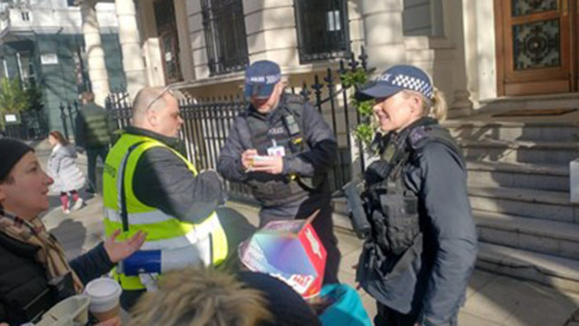 Протест и намеса на английската полиция белязаха подновяването на неделните