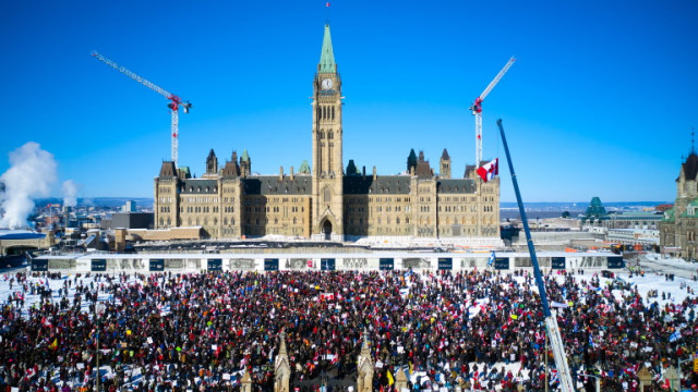 Протестиращите разположени на лагер в канадската столица Отава превъзхождат полицията и