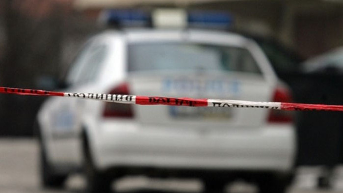 Мъж не спрял  и се опитал да удари полицейски служители