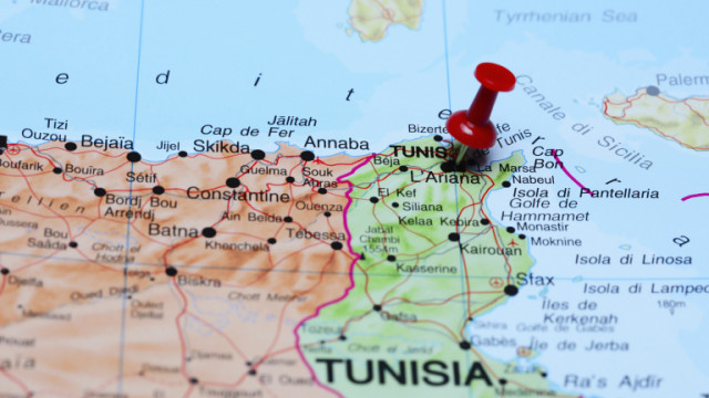 Тунис беше хвърлен в дълбок политически смут в неделя след