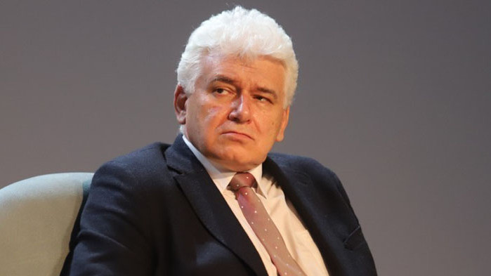 Това е една война, придобила фарсово-дебилен характер. Тя ще продължи