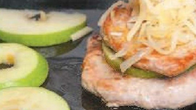 Продукти 4 свински пържоли 150 г всяка 1 зелена ябълка