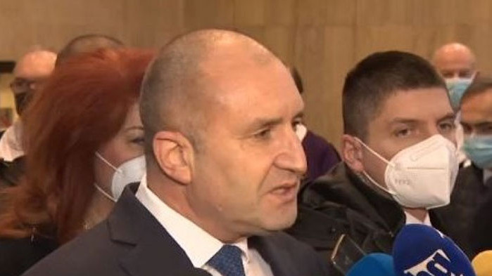 Радев очаква да бъде изнесена цялата информация за продаденото синьо гориво от „Булгаргаз“