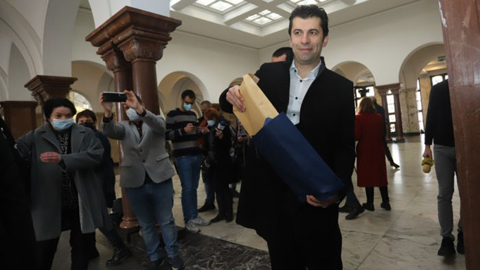 С папка в ръце Петков се яви в прокуратурата малко