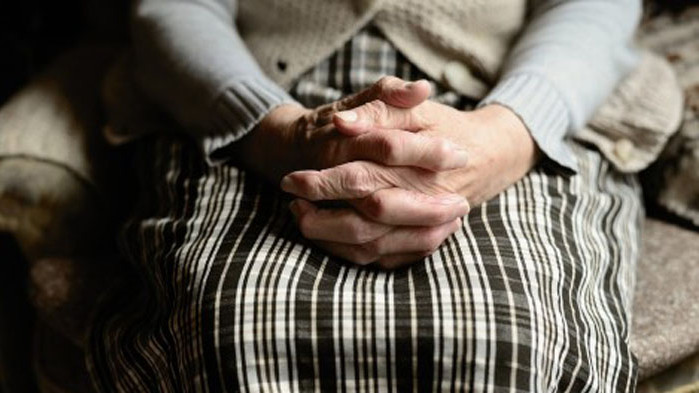 Варненци с благороден жест към жена, след като силният вятър отнесе пенсията ѝ