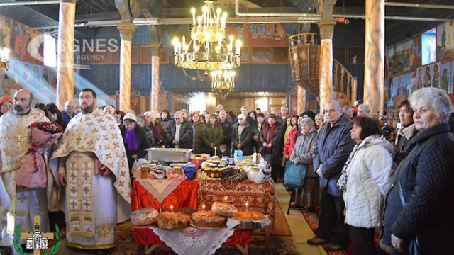 Днес Православната църква почита паметта на Св Харалампий Чудотворец епископ
