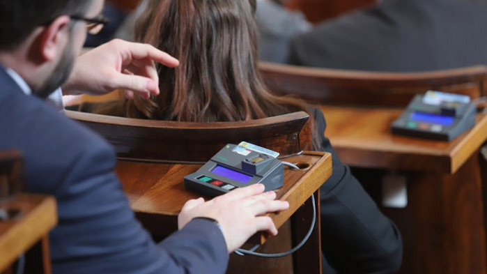 В него е заложен 2.5% дефицит, който със средствата за