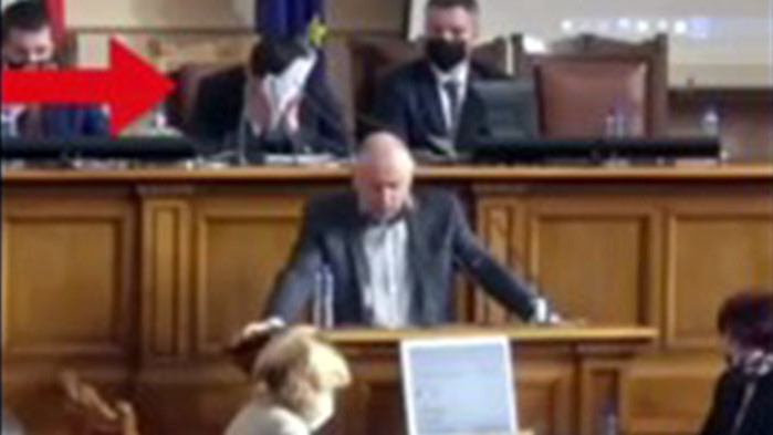 Управляващото мнозинство ПП-БСП-ИТН-ДБ надделя с процедурни хватки срещу искане да