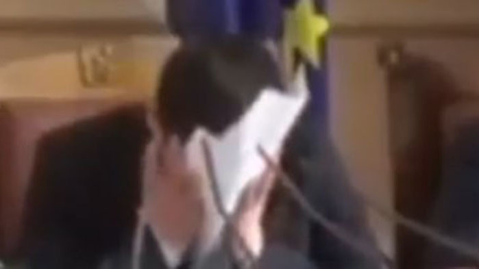 Весело им е: Парламентът не обсъди компенсации за тока, а шефът на НС рева от смях (ВИДЕО)