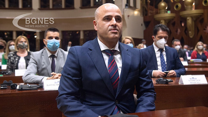 Историците трябва да бъдат оставен да коментират исторически теми, а