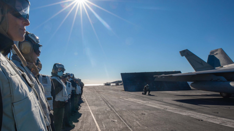 Според информация от Министерството на отбраната на САЩ, екипажите на самолетоносачът