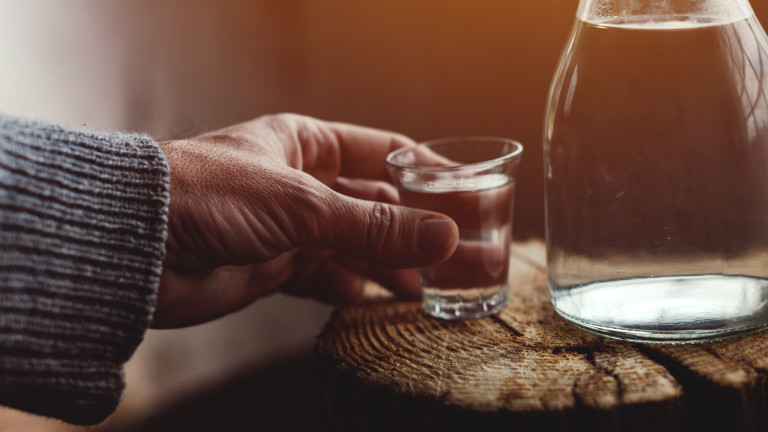 Туби с минерална вода, продавани в супермаркет в Пловдив, се