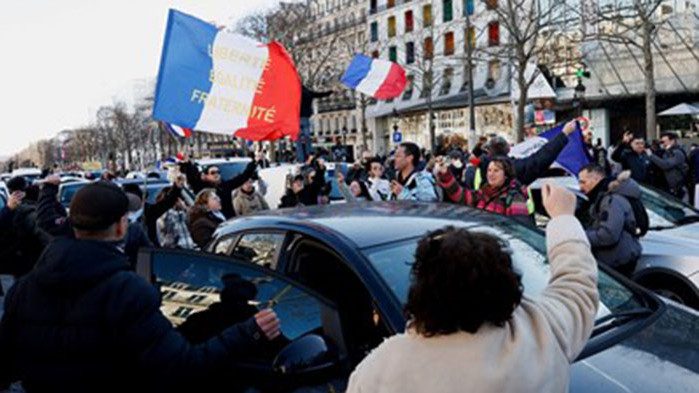 Френската полиция прибягна до сълзотворен газ, за да разпръсне демонстранти