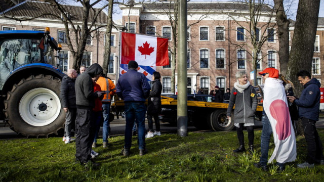 Канадската полиция започна да разчиства протестиращите блокирали ключовия мост свързващ Канада