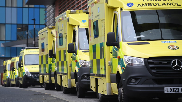 Подът около сцената в бар в Лондон е пропаднал. В