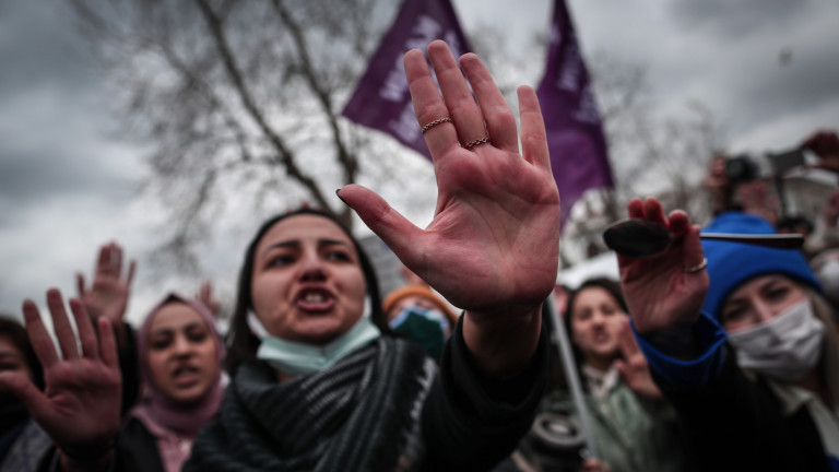 Хиляди граждани на Истанбул, сред тях предимно жени, излязоха на