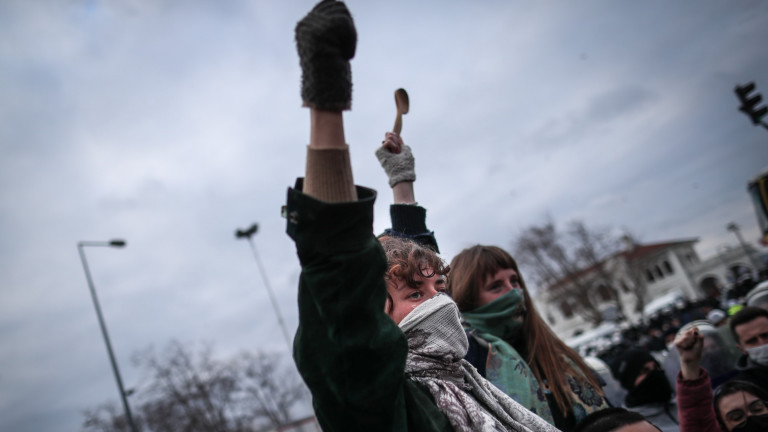 Жените на Истанбул протестираха с танджери и тигани