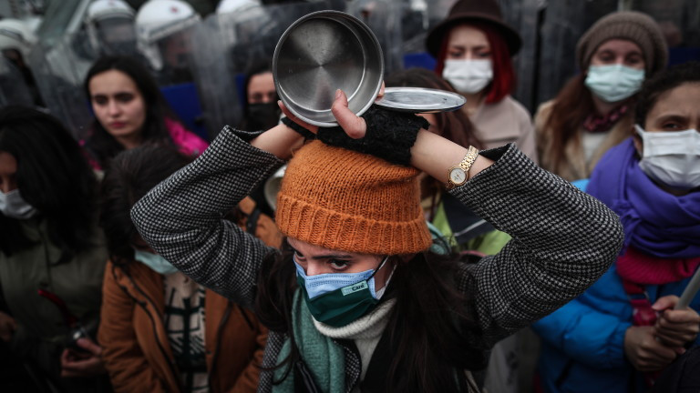 Жените на Истанбул протестираха с танджери и тигани