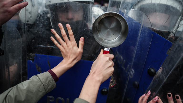 Жените на Истанбул протестираха с танджери и тигани