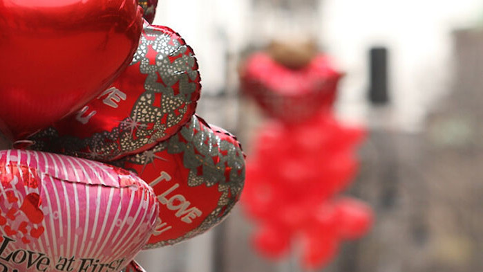 Романтичната традиция свързва влюбените с 14 февруари. Честването на Деня