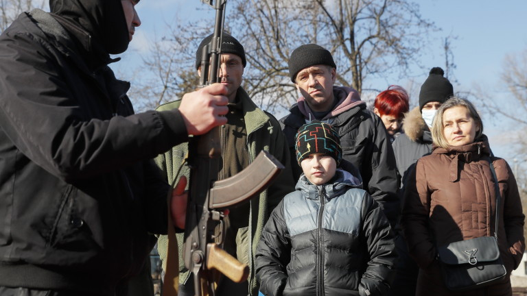Украинските деца и баби се подготвят за потенциална руска инвазия,
