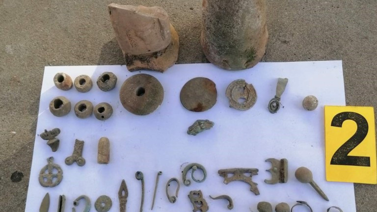 Гранични полицаи намери укрити археологически ценности в дома на 51-годишен