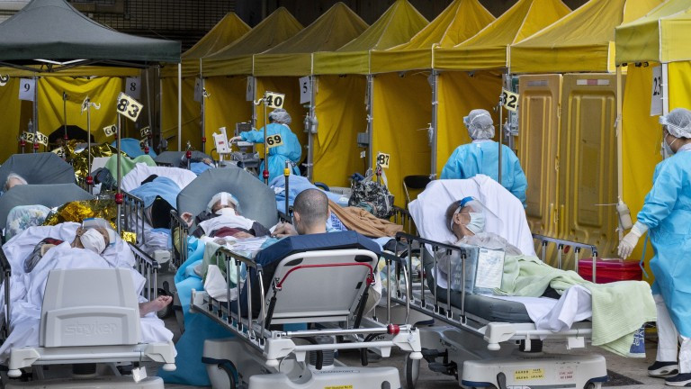 Болниците в Хонгконг претоварени от ръста на заразени с ковид-19