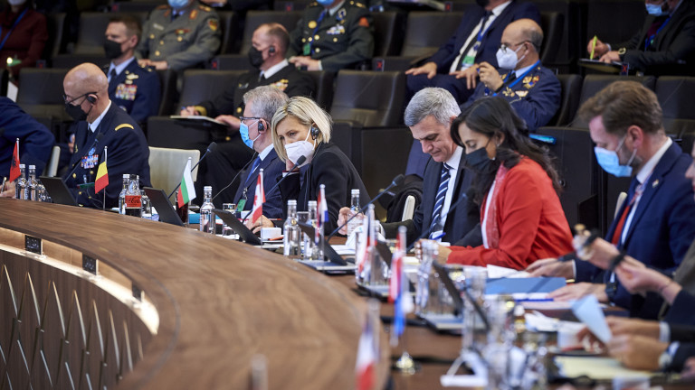 Министрите на отбраната на страните-членки на НАТО обсъдиха усилването на възпиращия