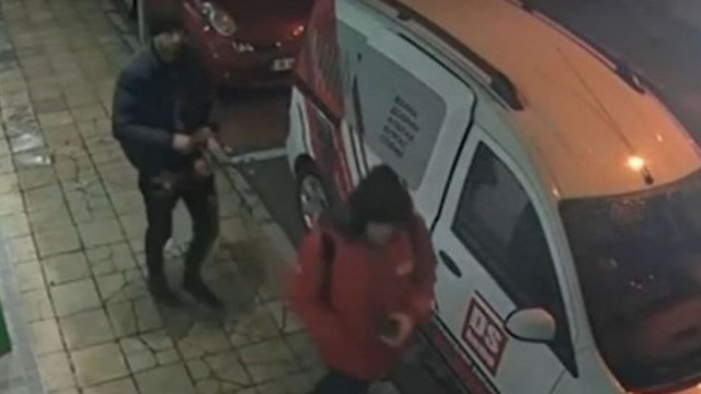 Двама мъже бяха заснети от охранителни камери как обират коли