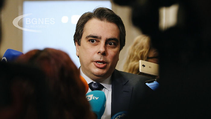 Василев: Няма да даваме пари за купуване на самолети на хартия