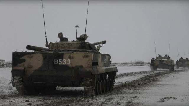 Русия е струпала до 190 000 военни по границите с