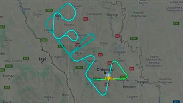Молдовски пътнически самолет изписва послания за мир в небето близо