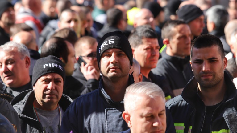 Пожарникари протестират в столицата, недоволни от парите и идеите за реформа