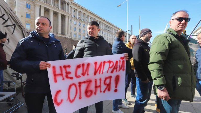 Пожарникари протестират в столицата, недоволни от парите и идеите за реформа