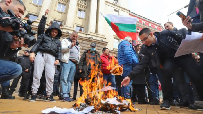 „Не на ценовия геноцид“: Протестиращи гориха сметки за ток и парно пред МС (СНИМКИ)