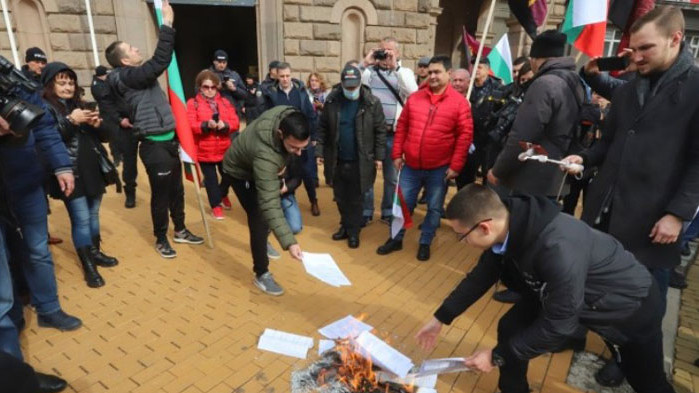 „Не на ценовия геноцид“: Протестиращи гориха сметки за ток и парно пред МС (СНИМКИ)
