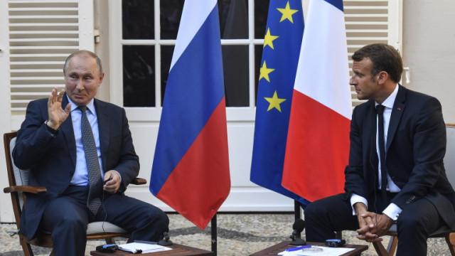Руският президент Владимир Путин е провел разговор по телефона с френския