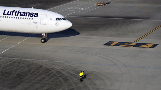 Германската авиокомпания Луфтханза съобщи че от утре ще преустанови полетите