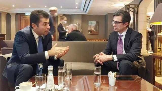 От Фейсбук профила на журналистът Явор Дачков Кирил Петков скри