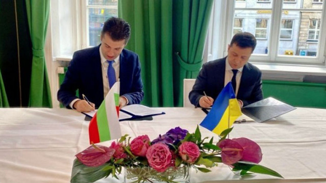 Българският премиер Кирил Петков и украинският президент Володимир Зеленски подписаха