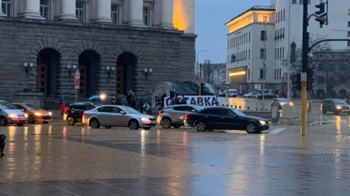 Плакатите „Оставка” се върнаха пред Министерски съвет