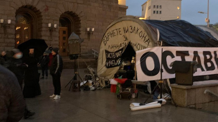 Плакатите „Оставка” се върнаха пред Министерски съвет