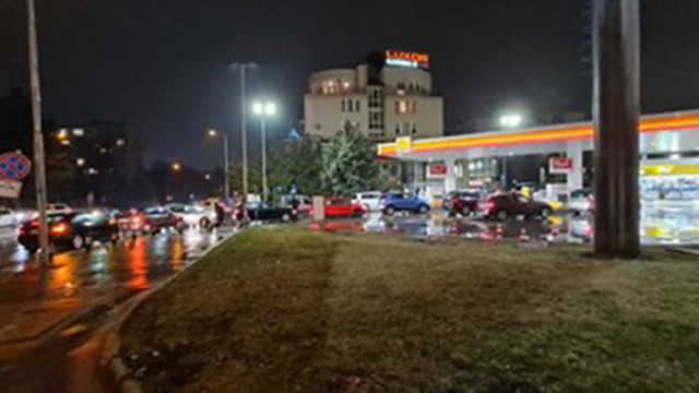 Опашки се извиха пред бензиностанции в София заради украинската криза