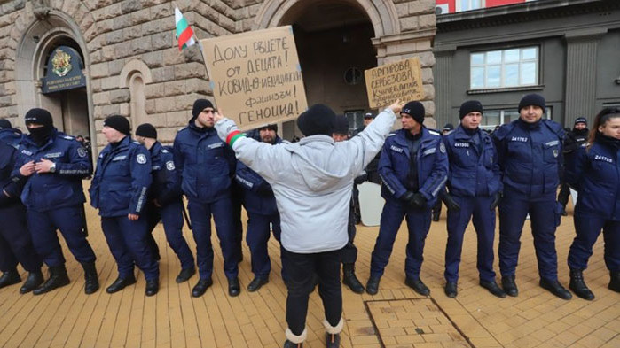 Протести под прозорците на властта, центърът на София е блокиран (СНИМКИ, ВИДЕО)