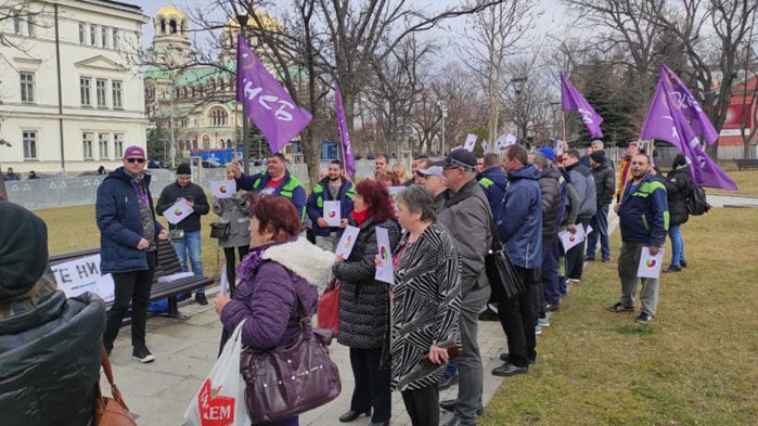 Музейни работници, пожарникари и представители на обществения транспорт в София
