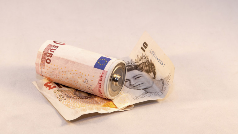 Щатският долар в четвъртък сутринта поскъпва спрямо еврото, паунда и