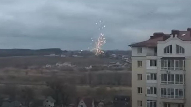 Руски хеликоптери обстрелват северното предградие на Киев Хостомел съобщава Укранская