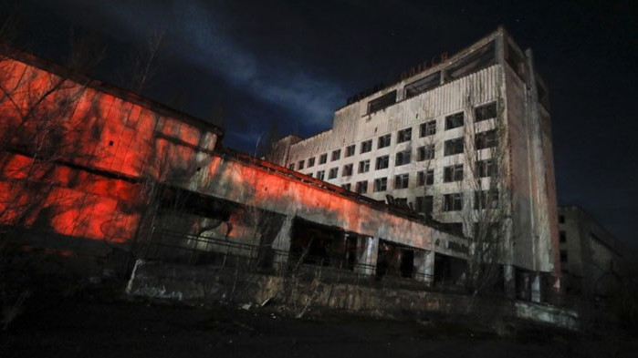 Руската армия е превзела град Геническ, военни навлизат и обстрелват Чернобил