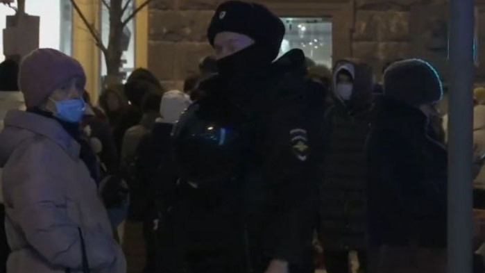 Протест в Москва срещу инвазията в Украйна, има арестувани (ВИДЕО/СНИМКИ)