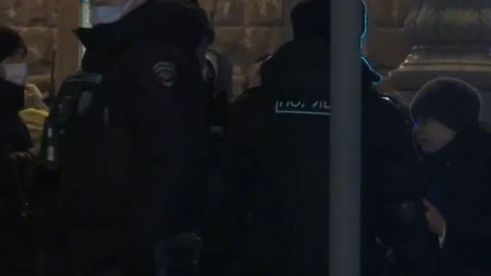 Протест в Москва срещу инвазията в Украйна, има арестувани (ВИДЕО/СНИМКИ)